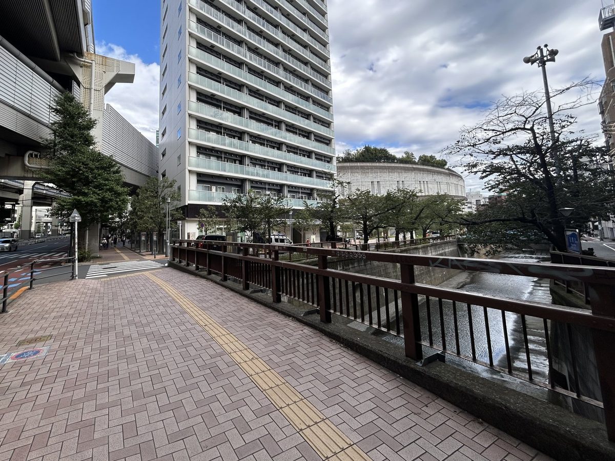 目黒川沿いから見た大橋ジャンクションと目黒天空庭園