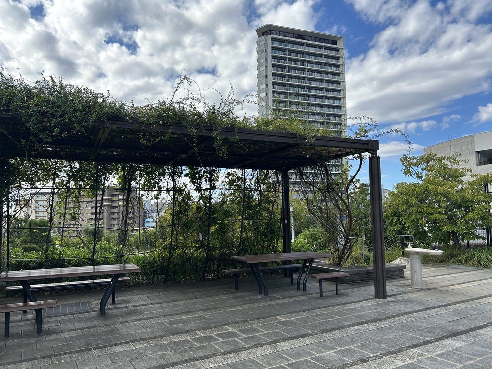 目黒天空庭園の緑の棚の下のテーブル席